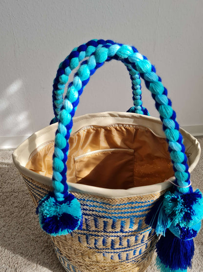 Detailansicht der Handgefertigte Korbtasche groß - Blau mit großen Quasten und geflochtenem Griff.