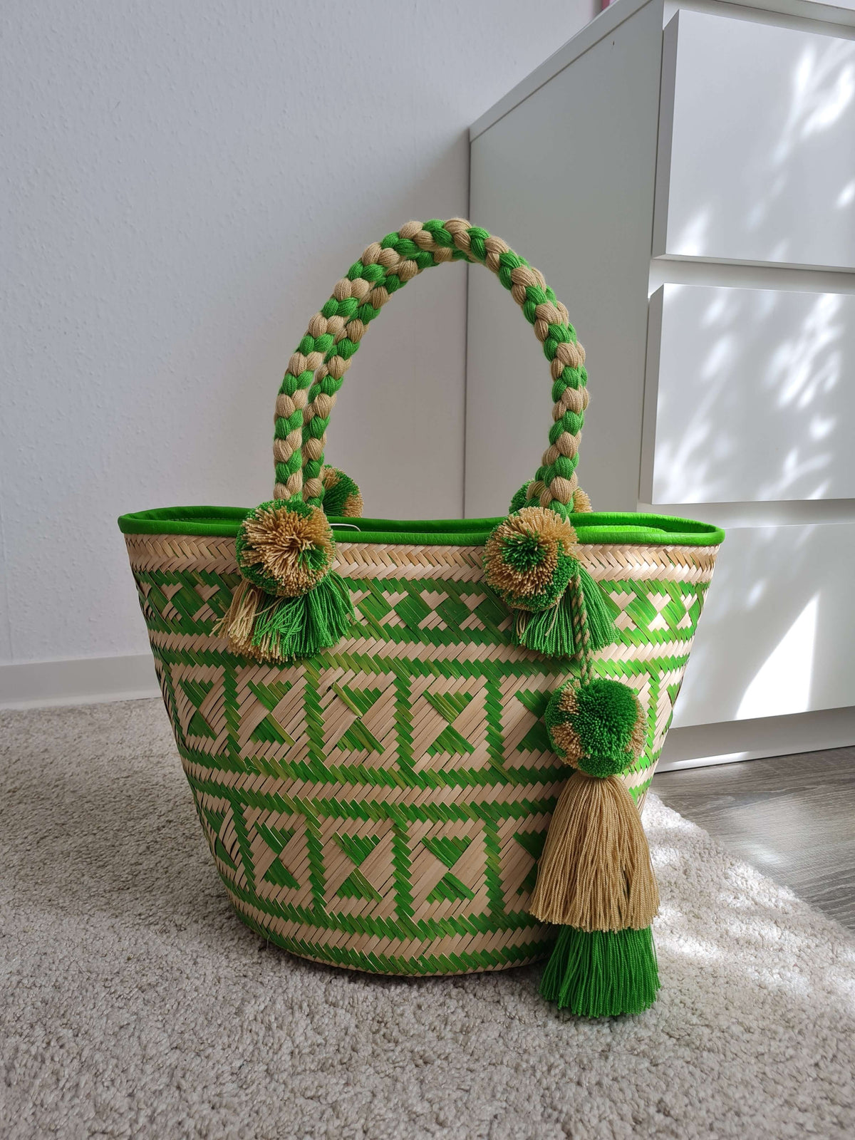 Große geflochtene Korbtasche mit Quastendetail