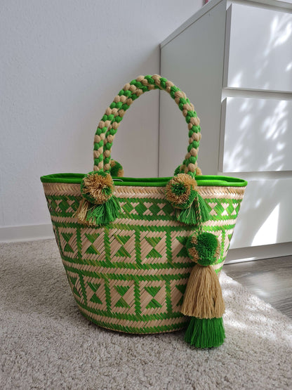 Große geflochtene Korbtasche mit Quastendetail