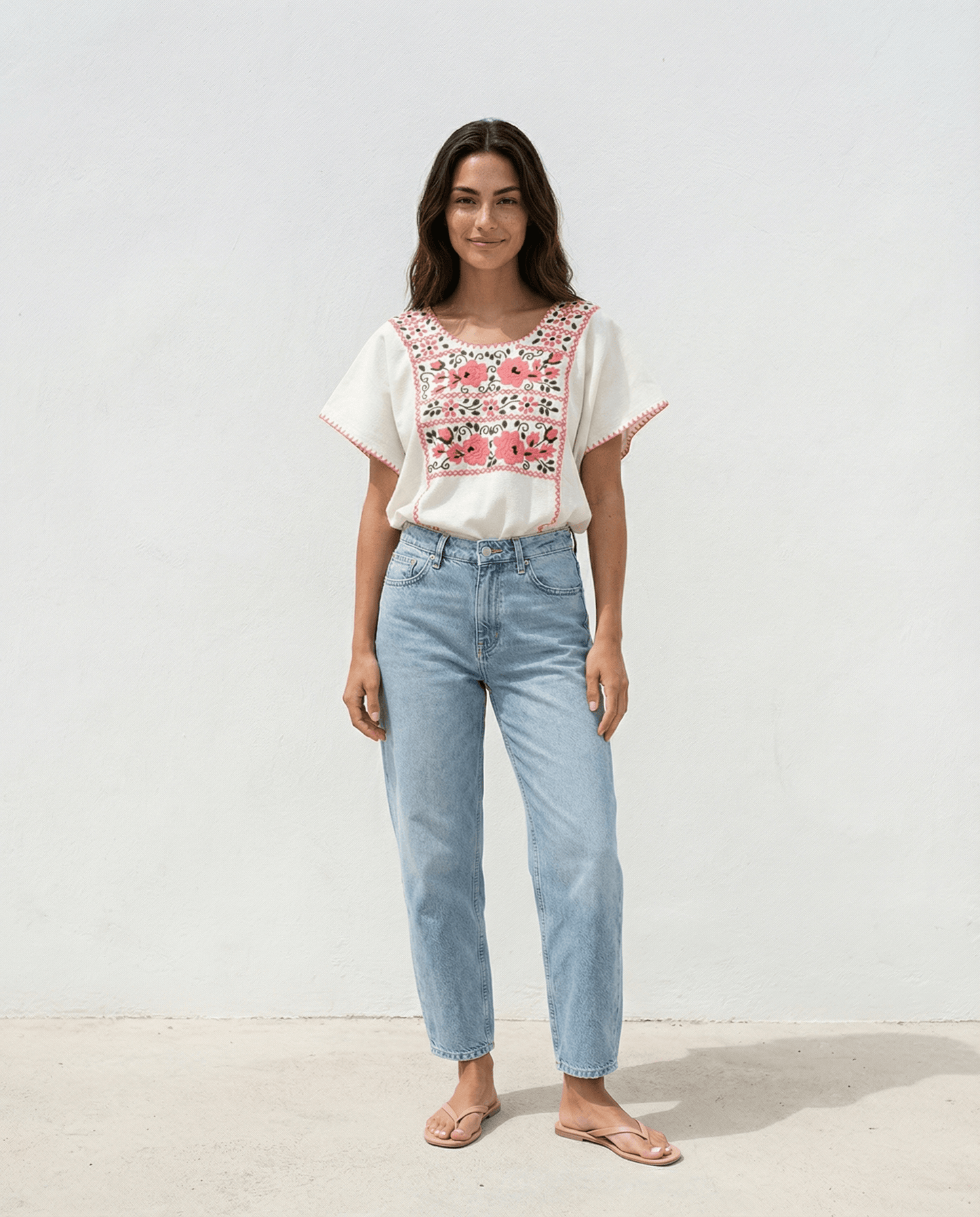 Handbestickte Baumwollbluse Nr. 13 – Creme/Rosa getragen von einer Frau in jeans, im zeitlosen Slow Fashion Stil.
