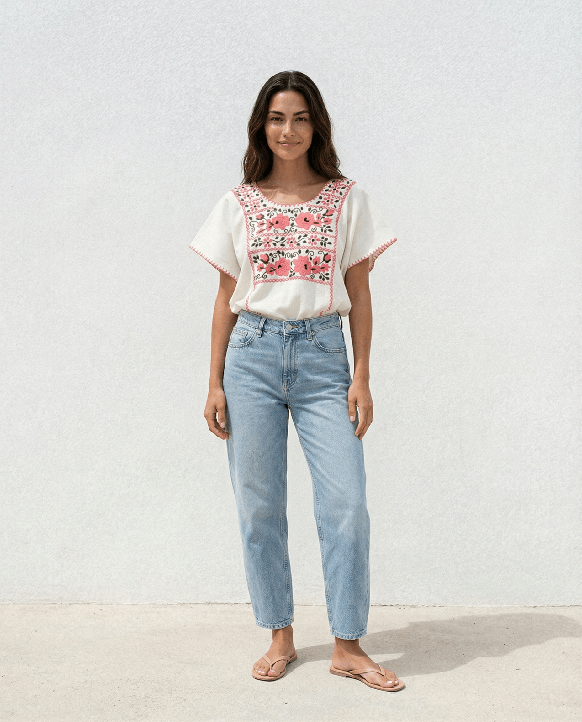 Handbestickte Baumwollbluse Nr. 13 – Creme/Rosa getragen von einer Frau in jeans, im zeitlosen Slow Fashion Stil.