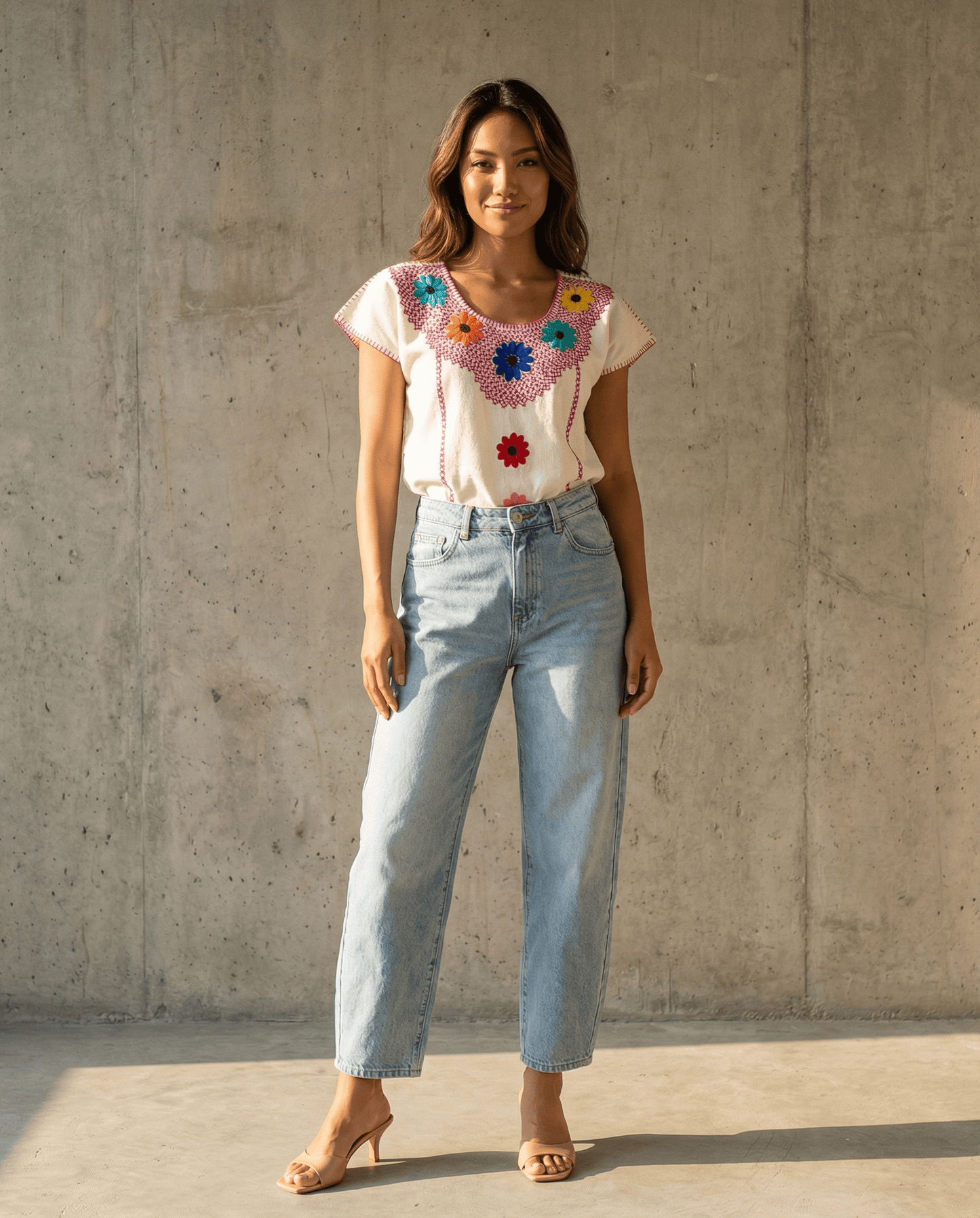 Handbestickte Carmela Bluse Nr. 3 – Mehrfarbige Blumen, handgefertigtes Slow Fashion-Modebeispiel.