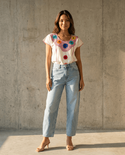 Handbestickte Carmela Bluse Nr. 3 – Mehrfarbige Blumen, handgefertigtes Slow Fashion-Modebeispiel.