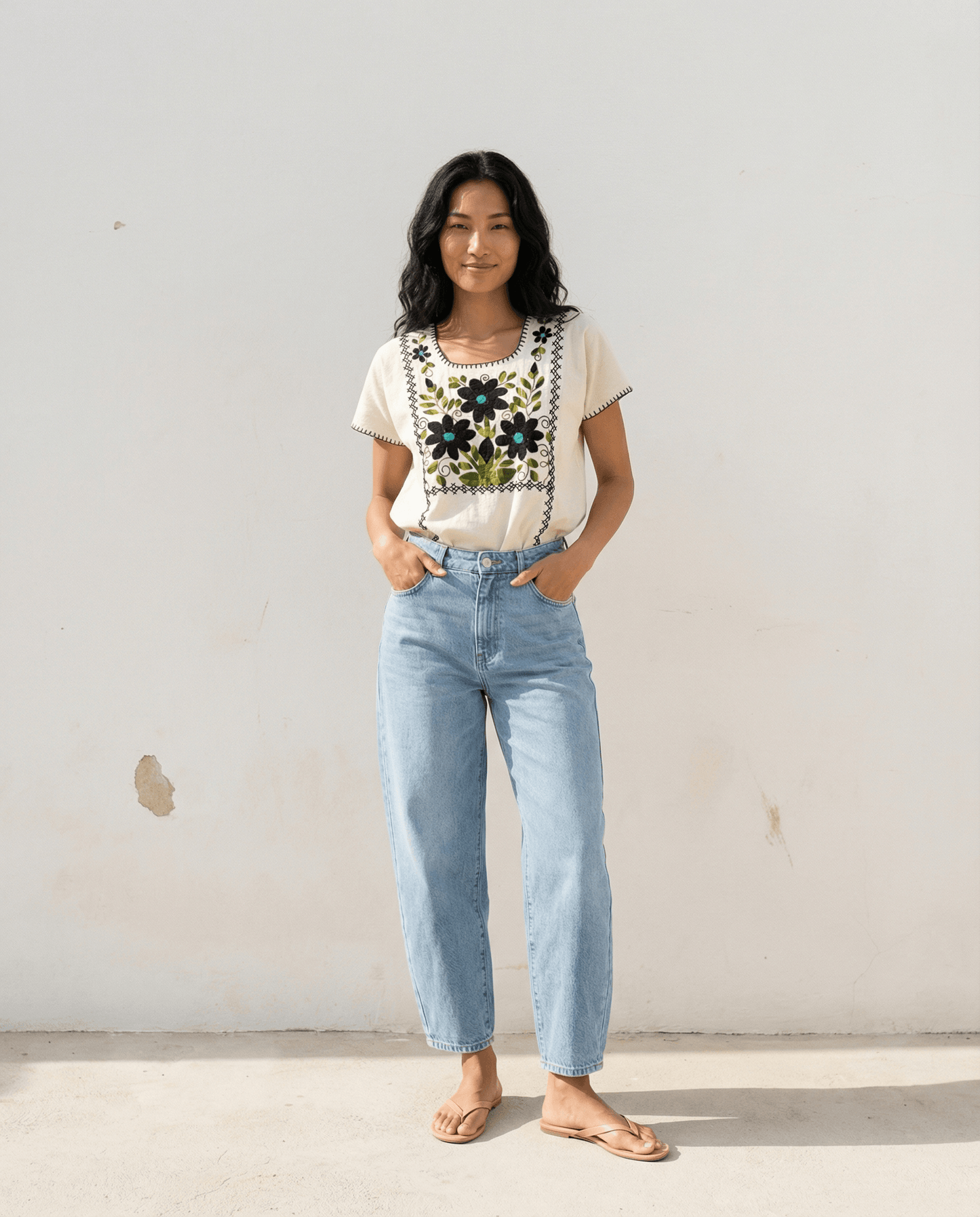 Handbestickte Carmela Bluse Nr. 6 – Creme/Schwarz/Grün, handgefertigt, Slow Fashion, mit floralen Mustern.