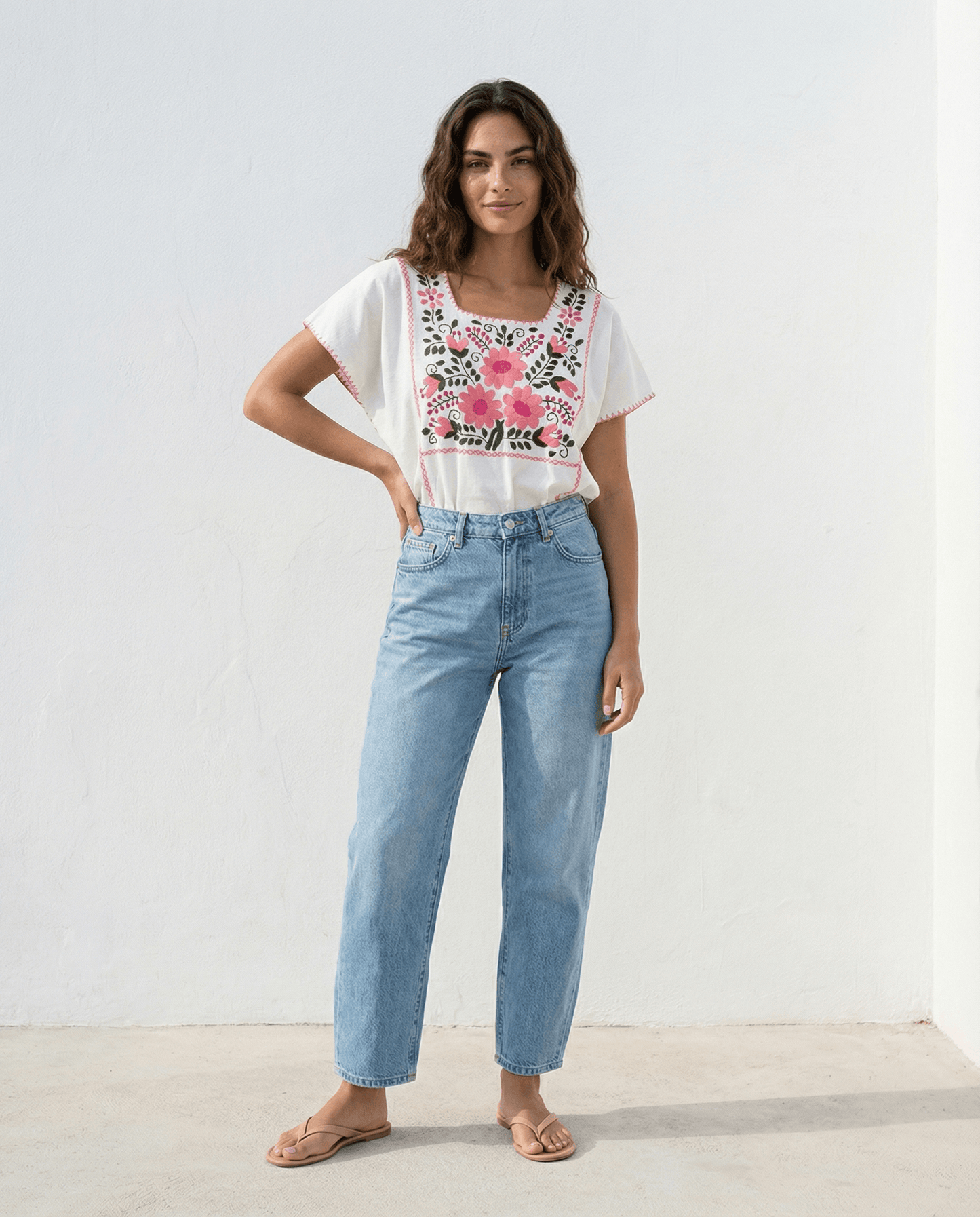 Handbestickte Baumwollbluse Nr. 19 – Creme/Rosa, handgefertigt, Slow Fashion, mit buntem Blumenmuster.