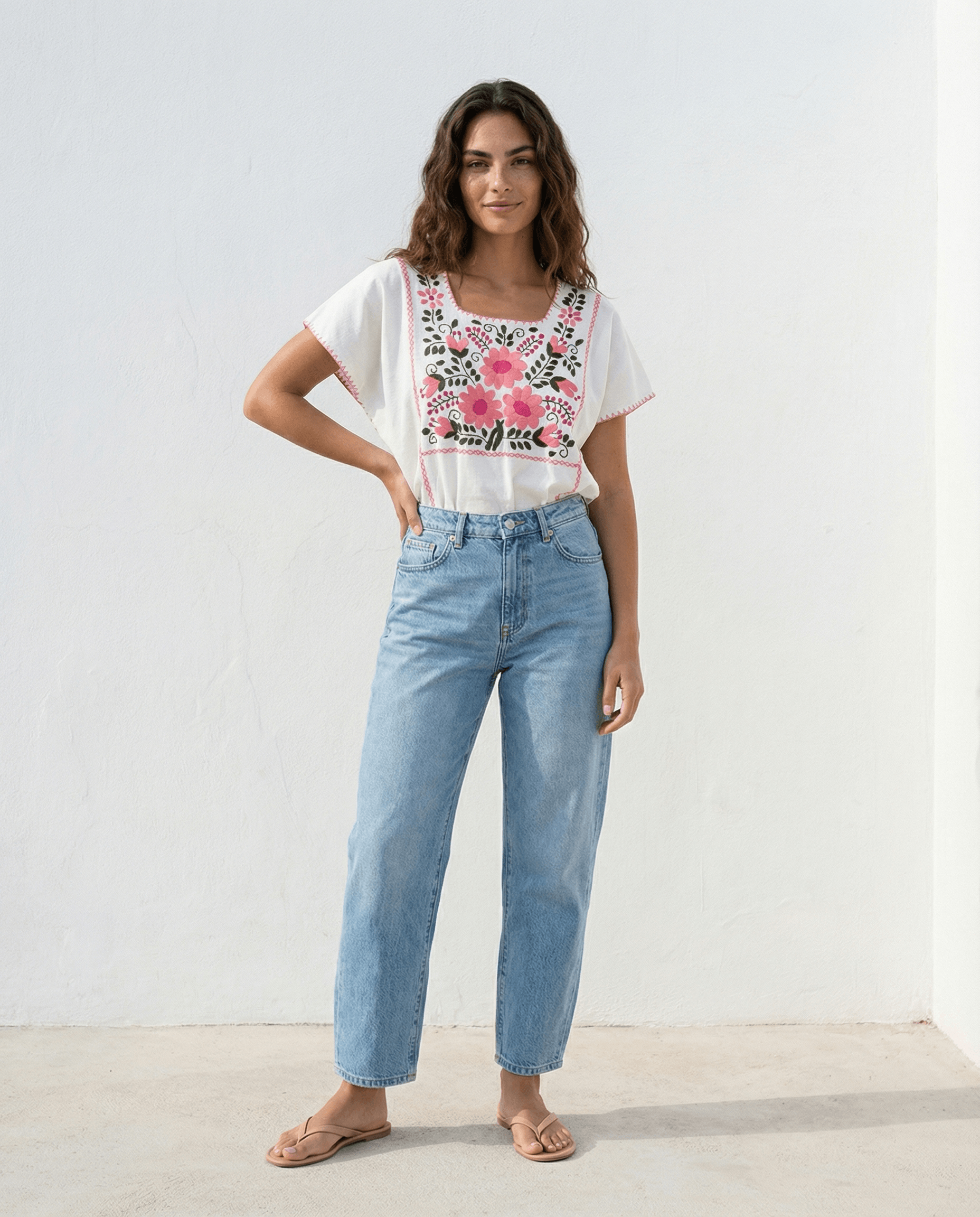 Handbestickte Baumwollbluse Nr. 19 – Creme/Rosa, handgefertigt, Slow Fashion, mit buntem Blumenmuster.