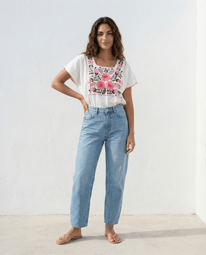 Handbestickte Baumwollbluse Nr. 19 – Creme/Rosa, handgefertigt, Slow Fashion, mit buntem Blumenmuster.