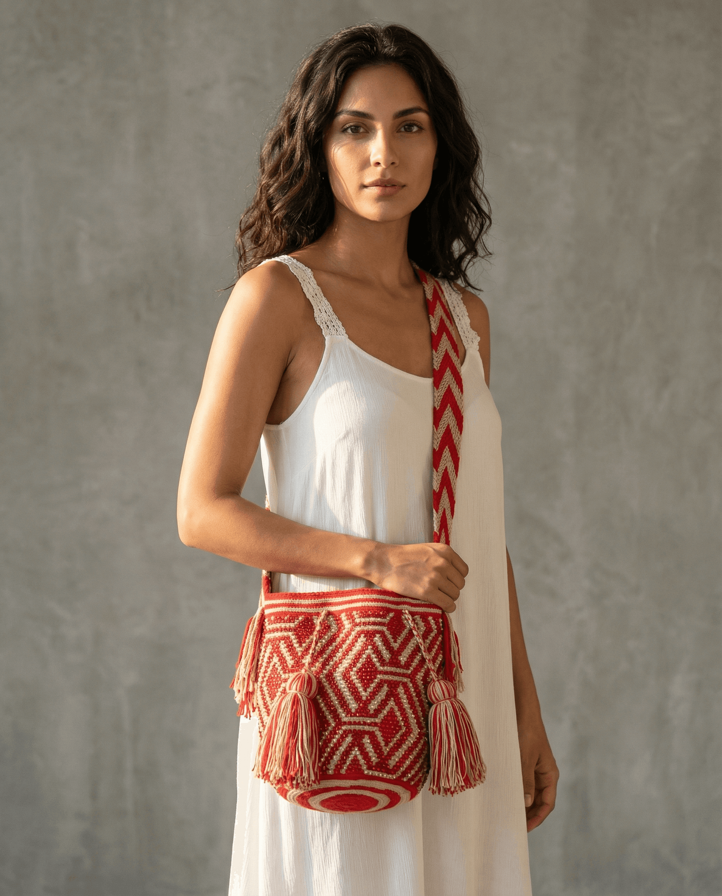 Wayuu Tasche – Strasssteine in Rot, handgefertigte Umhängetasche mit buntem Design und Quasten.