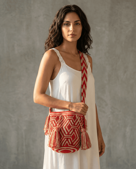 Wayuu Tasche – Strasssteine in Rot, handgefertigte Umhängetasche mit buntem Design und Quasten.