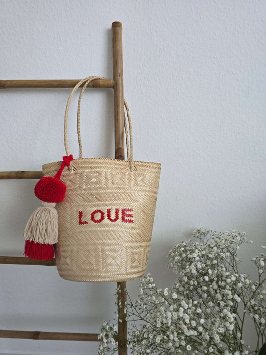 Handgefertigte Bucket-Korbtasche mit großen dekorativen Pompons