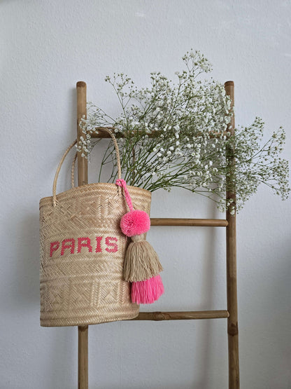 Handgefertigte Korbtasche mit Paris-Schriftzug, Quaste und Bommeln