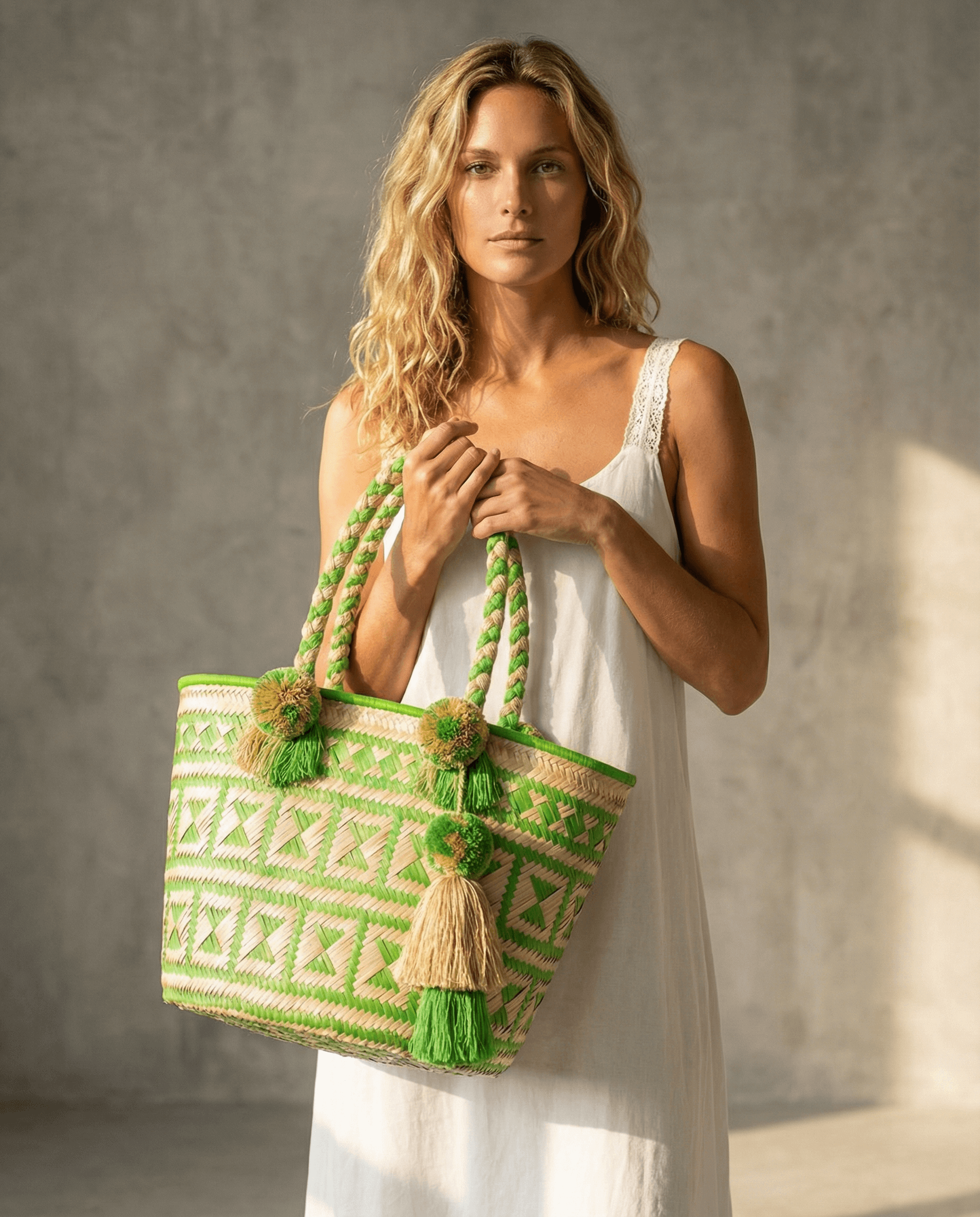 Handgemachte Korbtasche groß - grün, handgefertigt mit großen Quasten, perfekt für jeden Anlass.
