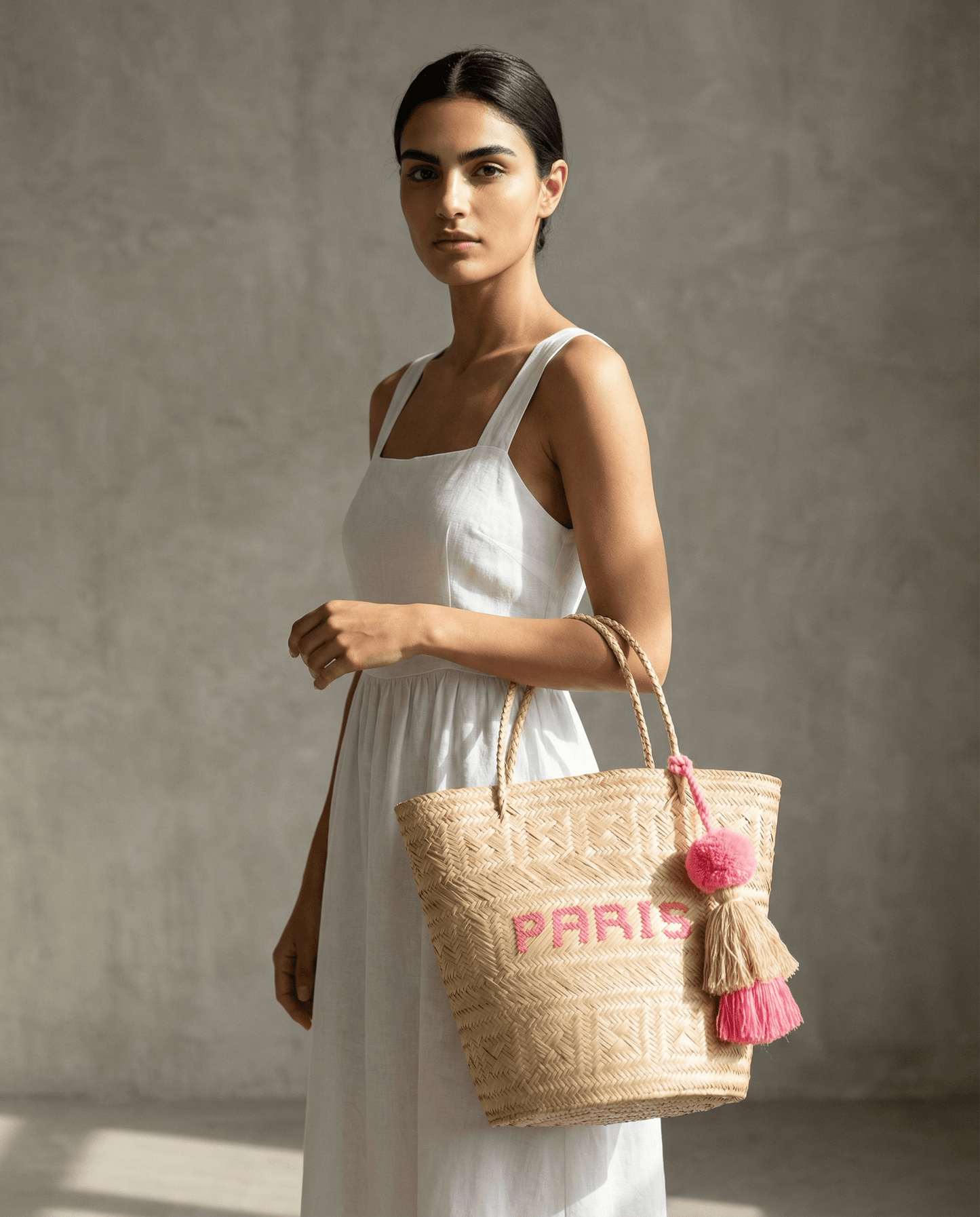 Handgefertigte Korbtasche mit Paris Schriftzug, Quaste und Bommeln