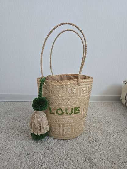 Handgefertigte Bucket-Korbtasche mit großen dekorativen Pompons