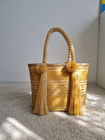 Handgefertigte Raffia-Tasche mit Quasten