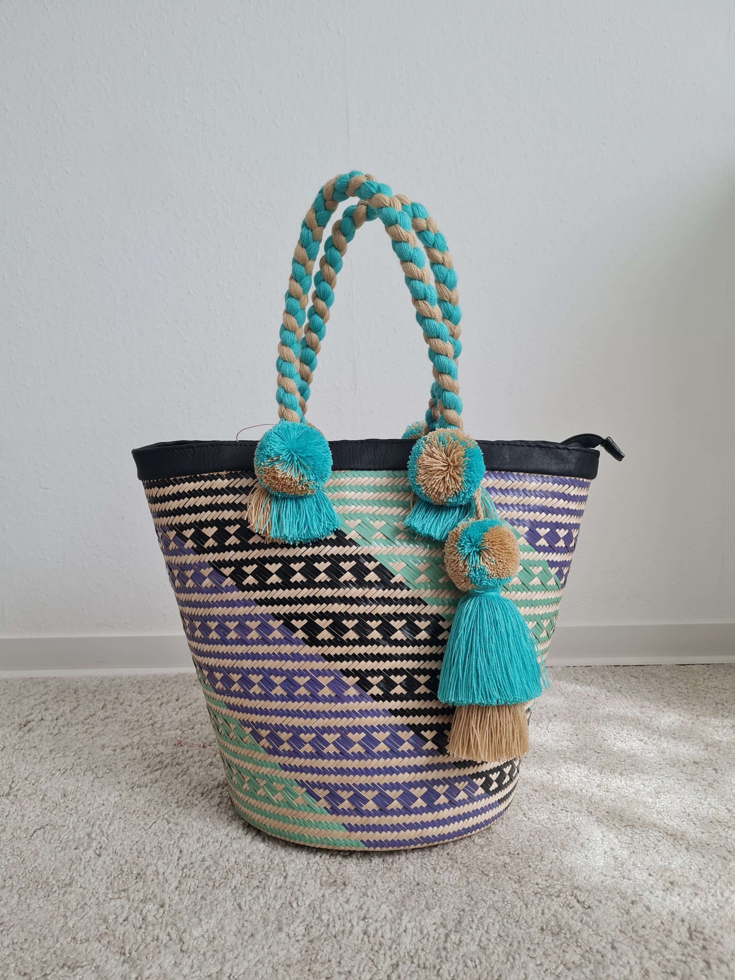 Handgefertigte Strohkorb Tasche mit Quasten