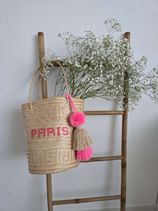 Geflochtene handgefertigte Bucket-Tasche mit großen Pompons