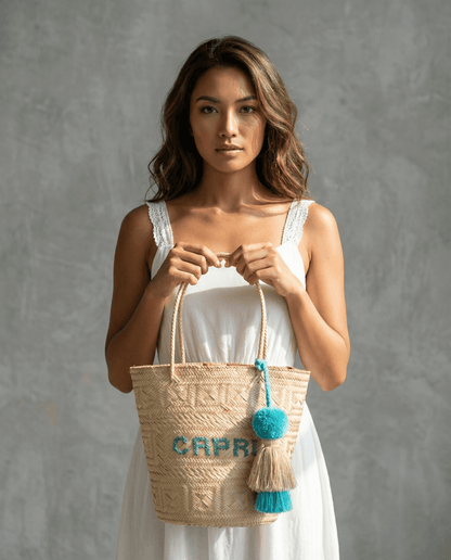 Handgemachte Korbtasche- Capri, handgefertigt aus natürlichen Materialien, Slow Fashion, elegant getragen von einer Frau.