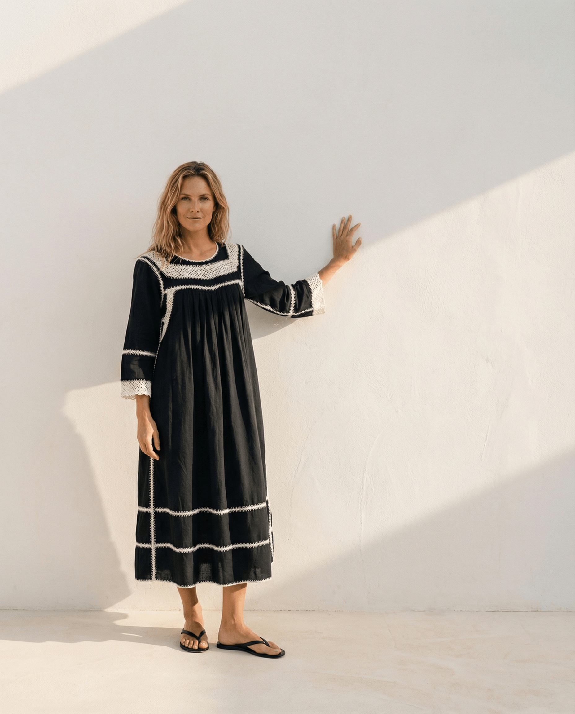 Handbesticktes Maxikleid aus Baumwolle – Schwarz/Creme, handgefertigt, Slow Fashion, elegantes Design.