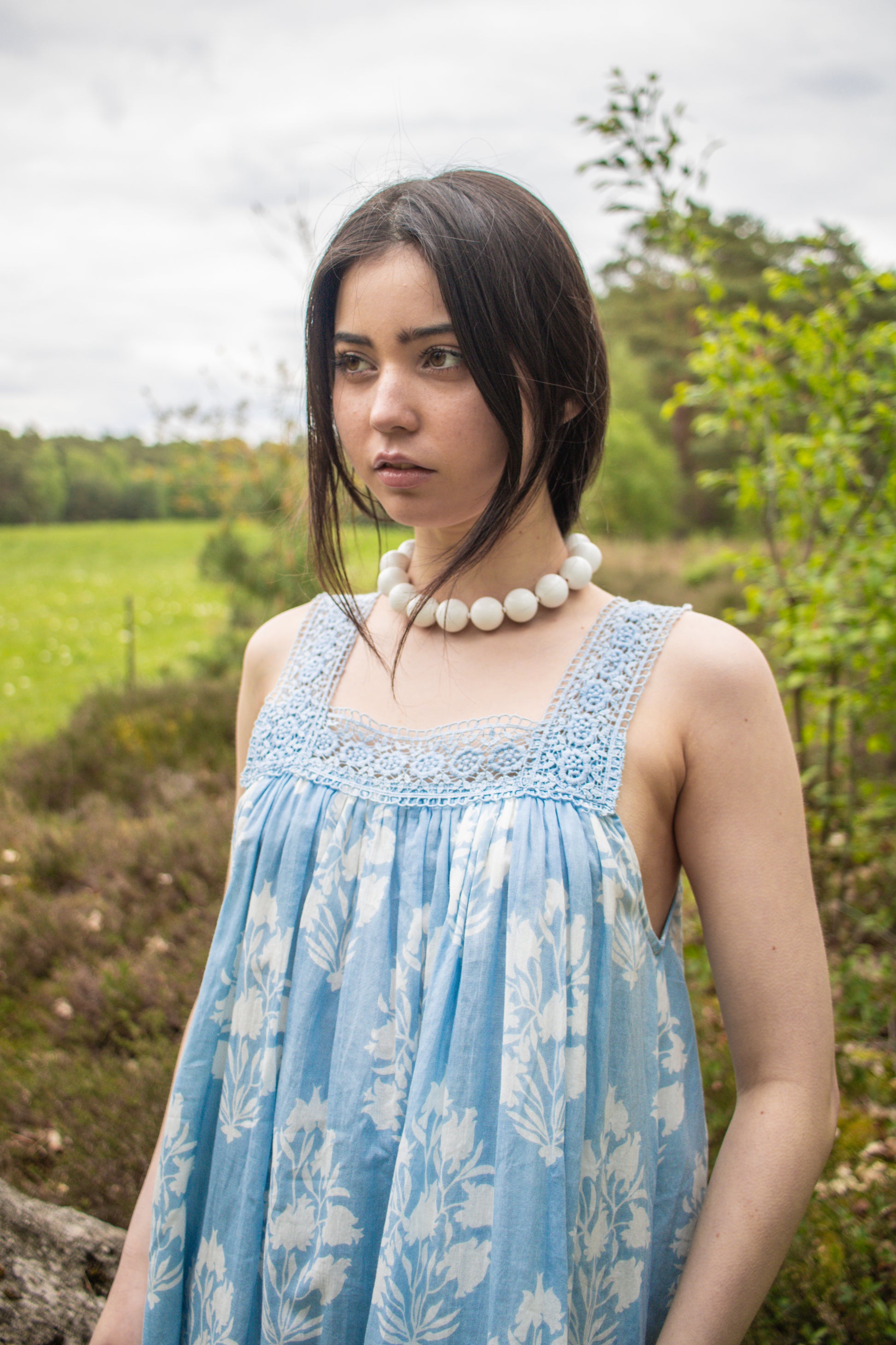 Hellblaues, ärmelloses Maxi-Baumwollkleid mit Spitzenträgern