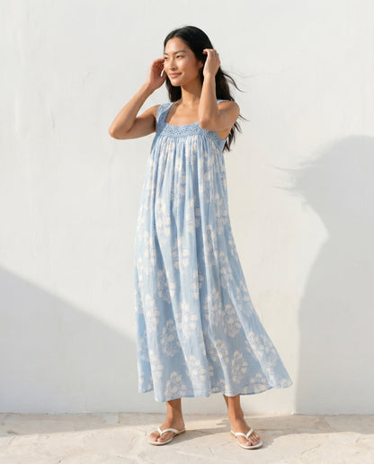 Isla Baumwoll-Maxikleid in Hellblau – Ärmelloses Sommerkleid mit Spitzenbesatz