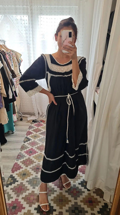 Hand-embroidered maxi dress made of cotton – Black/Cream