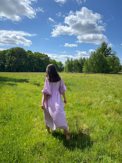 Lucia Kleid - Lila, handgefertigt im Fliederton, im Freien getragen, ideal für Alltag und Sommerabende.