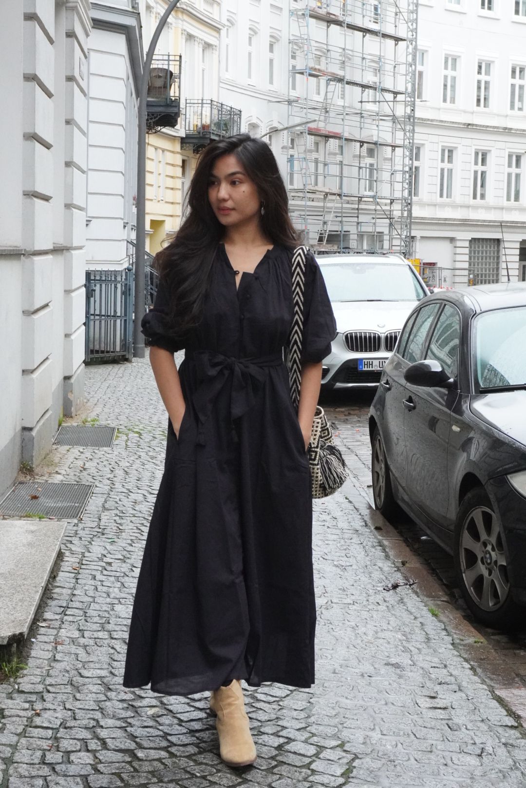 Rumi Kleid - Schwarz, handgemacht, A-Linien-Silhouette, praktische Taschen für Komfort.