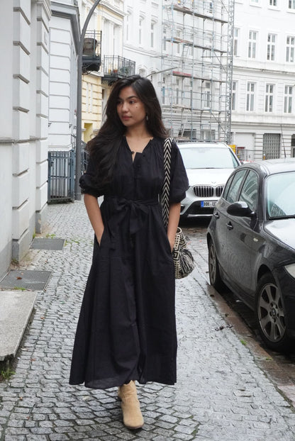 Rumi Kleid - Schwarz, handgemacht, A-Linien-Silhouette, praktische Taschen für Komfort.