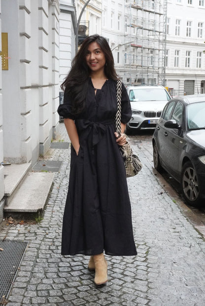 Das Rumi Kleid - Schwarz in A-Linien-Silhouette, handgemacht, mit praktischen Taschen und eleganter Knopfleiste.