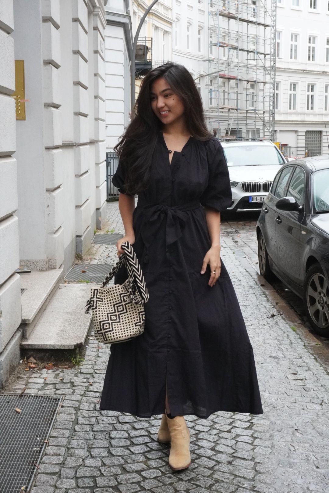 Rumi Kleid - Schwarz: ein handgemachtes Kleid mit A-Linien-Silhouette, elegant und komfortabel.