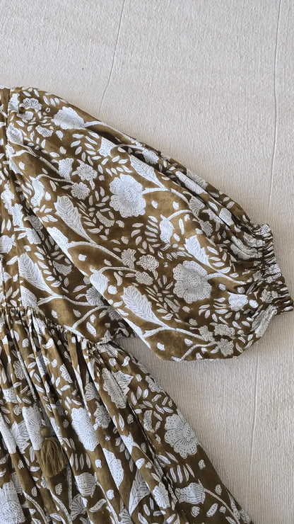 Camilla Kleid Braun mit Handblockdruck – Fließendes, Blumiges Midi-Baumwollkleid, detailierte Ansicht der Ärmel