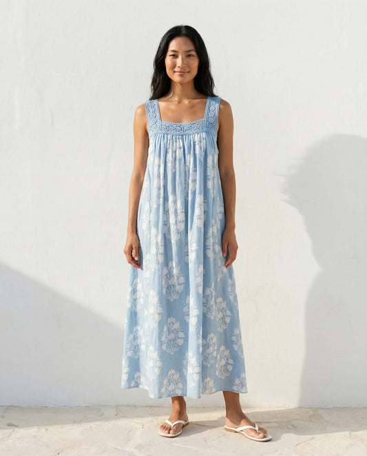 Celeste Kleid – Hellblau, handgefertigt mit zarten Spaghettiträgern, ideal für Sommer-Lieblingsmomente.