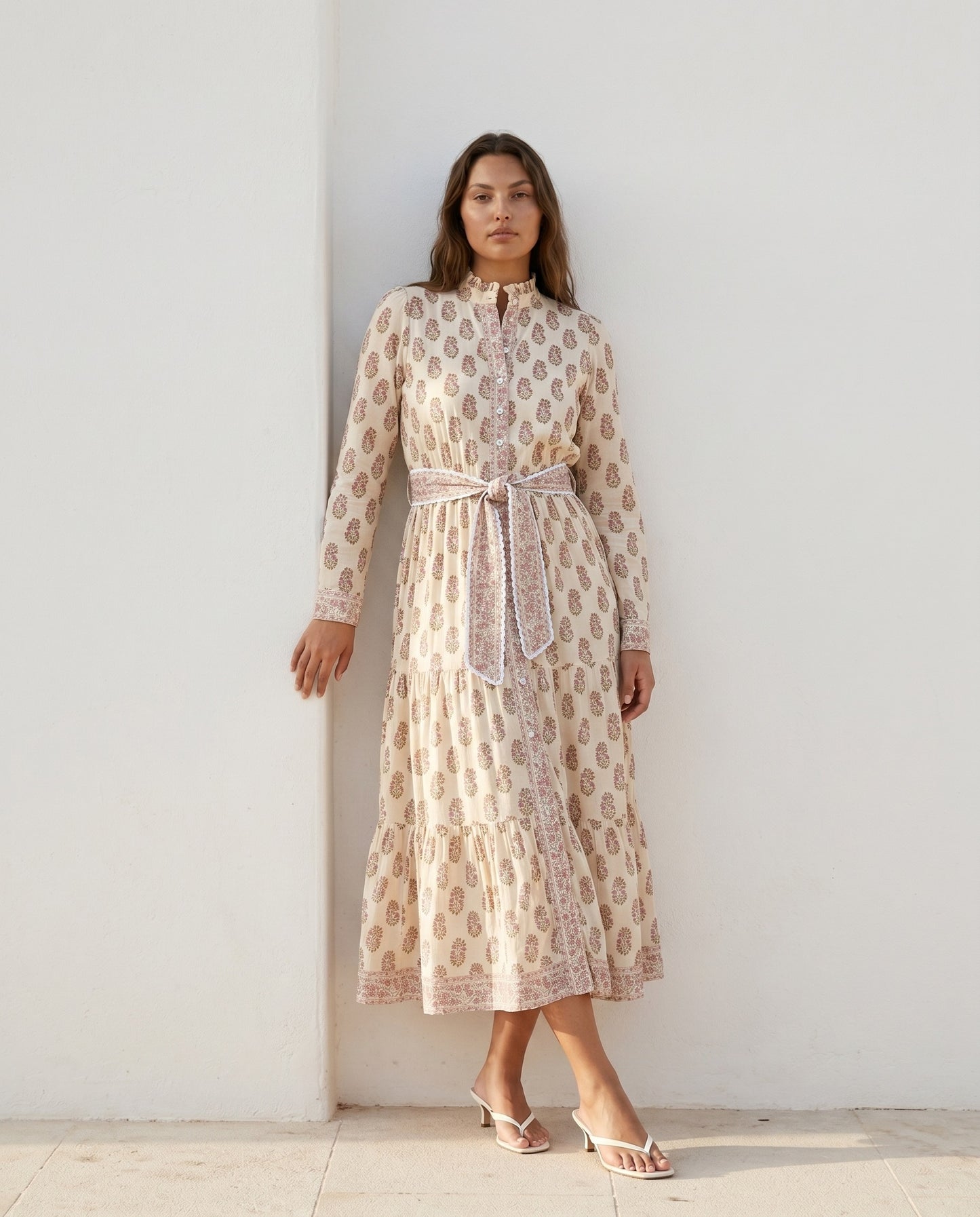 Isabel Handblock Print Baumwoll Maxikleid mit luftiger Silhouette und elegantem Stufenrock.