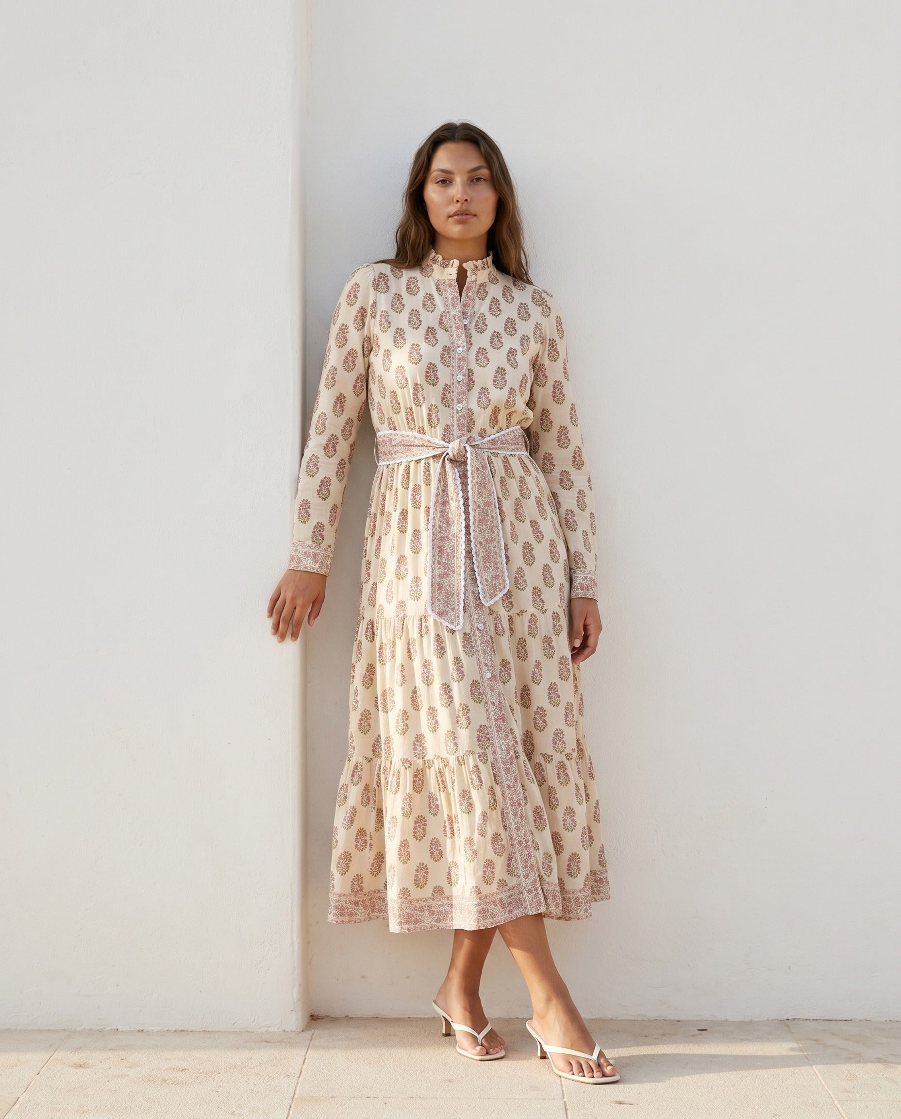 Isabel Handblock Print Baumwoll Maxikleid mit luftiger Silhouette und elegantem Stufenrock.