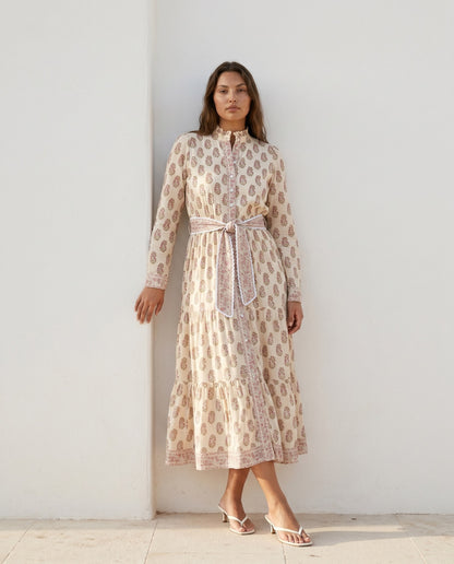 Isabel Handblock Print Baumwoll Maxikleid mit luftiger Silhouette und elegantem Stufenrock.