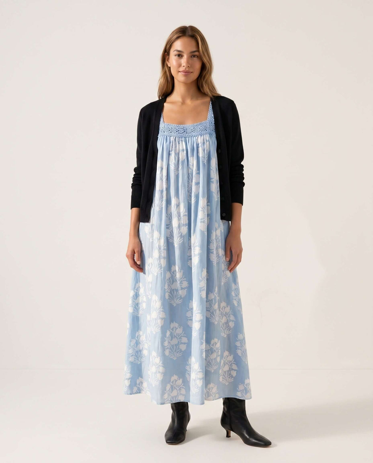 Hellblaues Blockprint-Maxikleid mit Spitzendetails