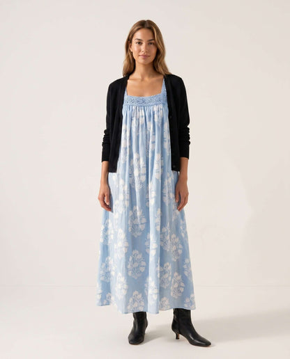Hellblaues Blockprint-Maxikleid mit Spitzendetails