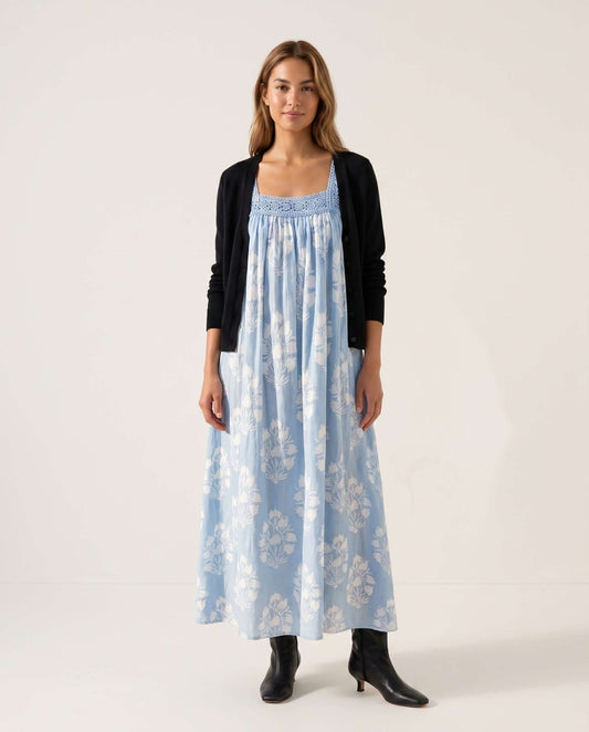 Hellblaues Blockprint-Maxikleid mit Spitzendetails