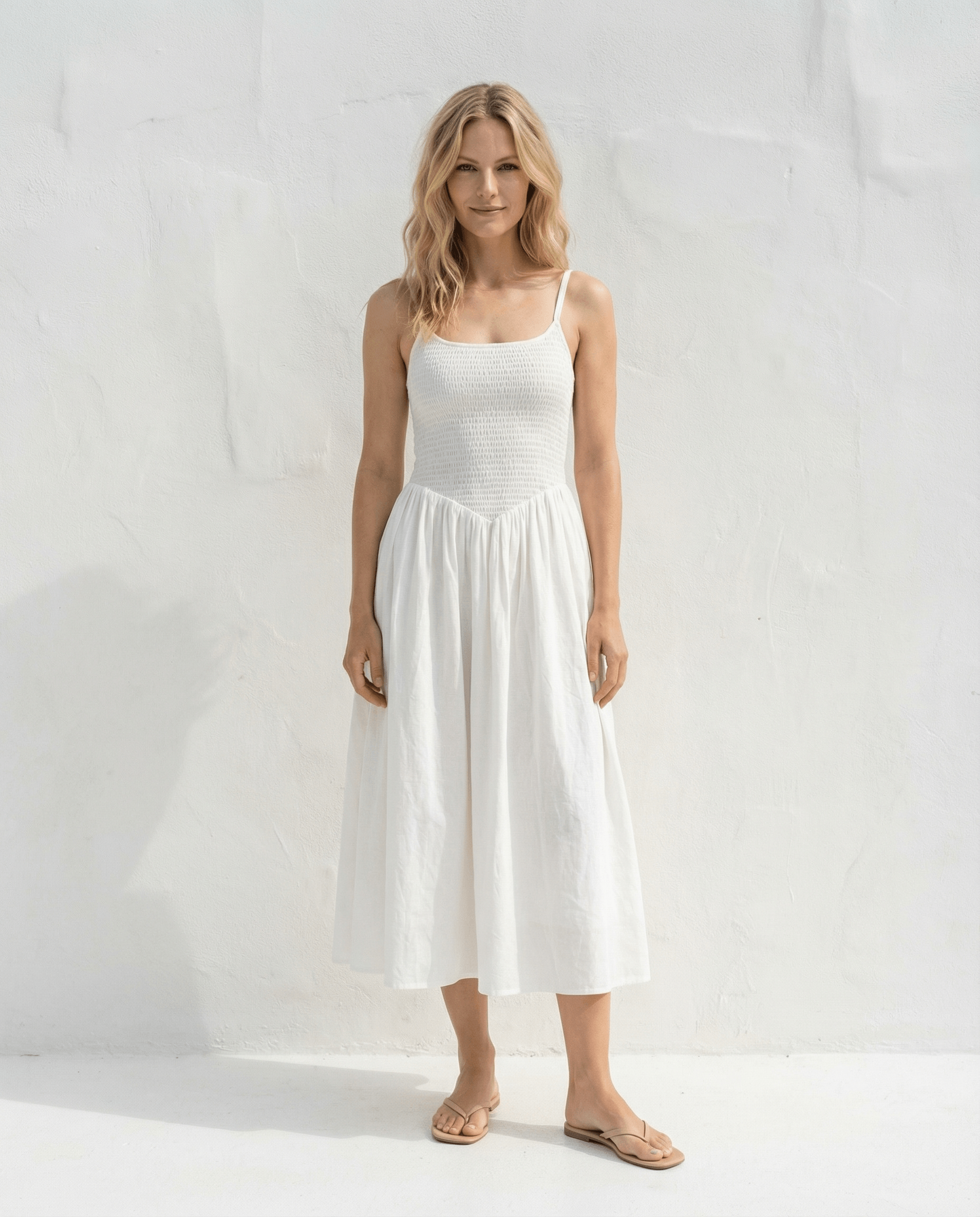 Jardin Midi Kleid  aus Baumwolle - Weiß, handgefertigt, Slow Fashion, präsentiert in reinweißem Design.