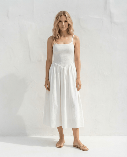 Jardin Midi Kleid  aus Baumwolle - Weiß, handgefertigt, Slow Fashion, präsentiert in reinweißem Design.