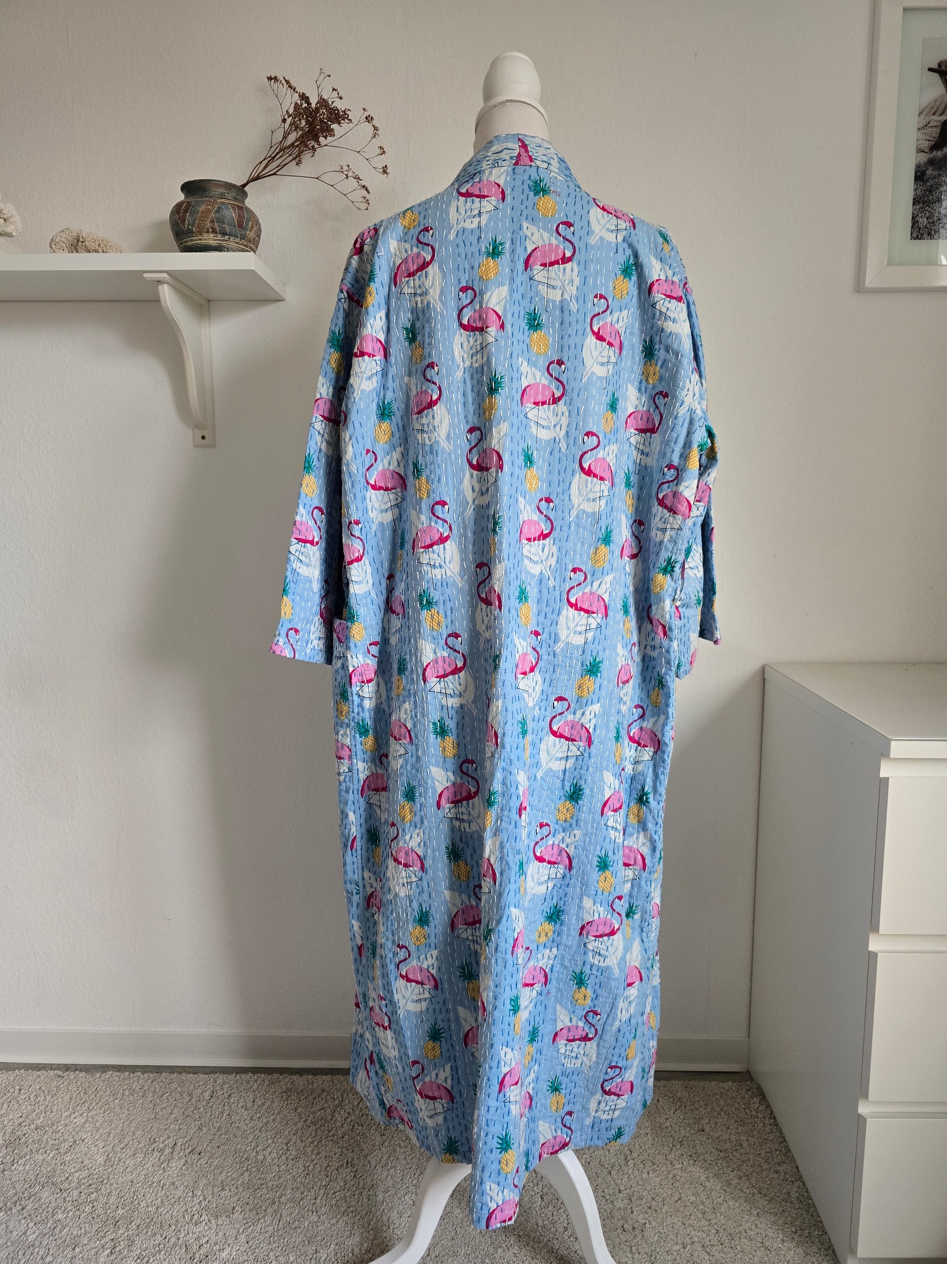 antha-Kimono aus Baumwolle mit aufwendiger Steppung und einzigartigem Patchwork-Design.