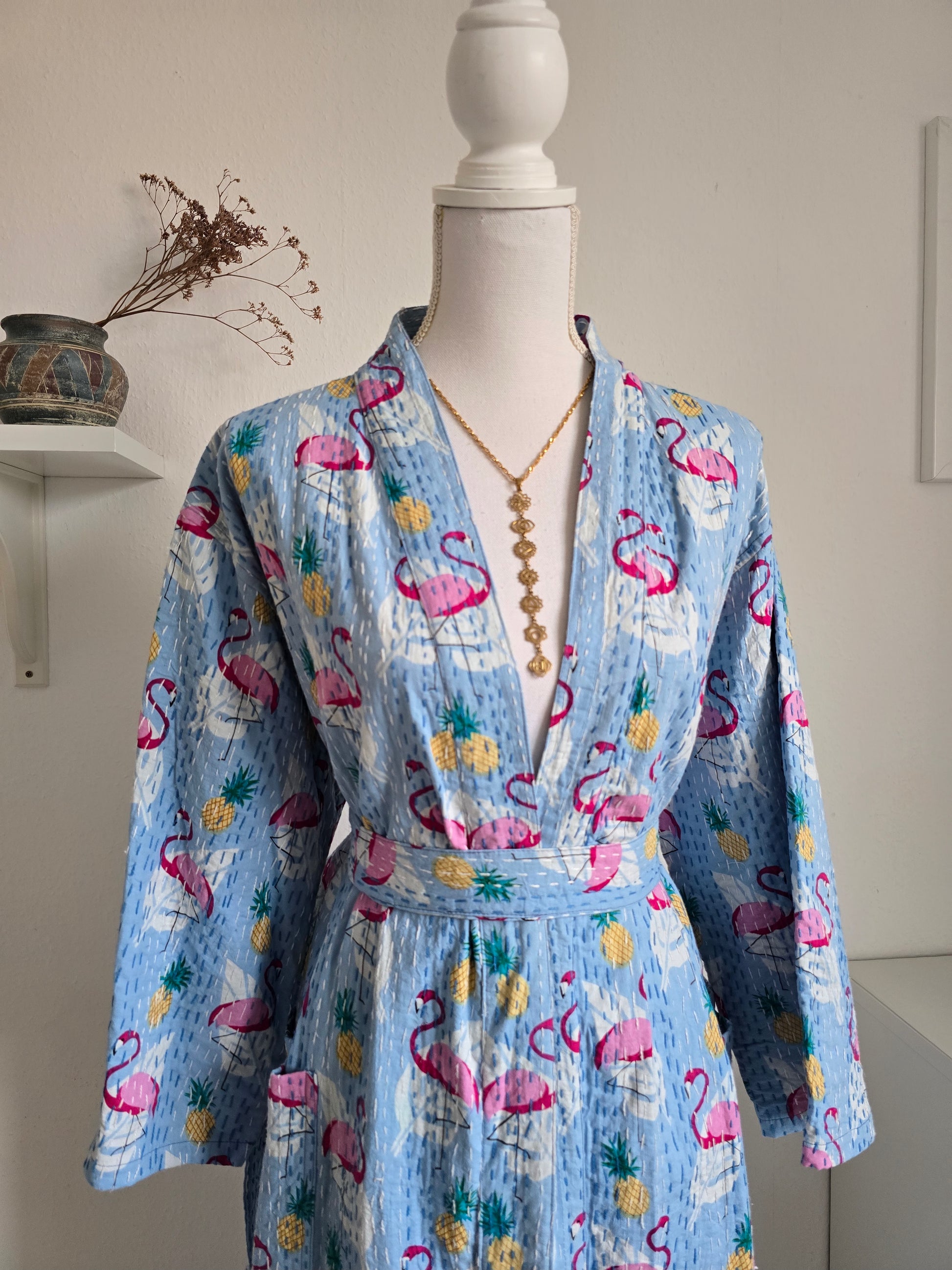 Gesteppter Baumwoll-Kimono im Kantha-Stil mit farbenfrohen Mustern und handwerklichem Charakter.
