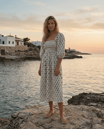 Lolita Baumwolle Kleid – Creme/Schwarz/Braun, handgefertigtes Kleid mit Puffärmeln am Meer bei Sonnenuntergang.