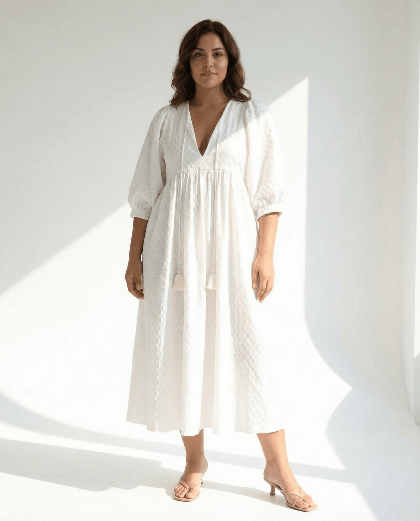 Lucia Weißes Midikleid, lässiges und bequemes Kleid aus 100% Baumwolle mit Taschen, ideal für Alltag und Abend.