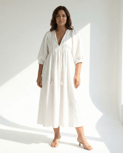 Lucia Weißes Midikleid, lässiges und bequemes Kleid aus 100% Baumwolle mit Taschen, ideal für Alltag und Abend.