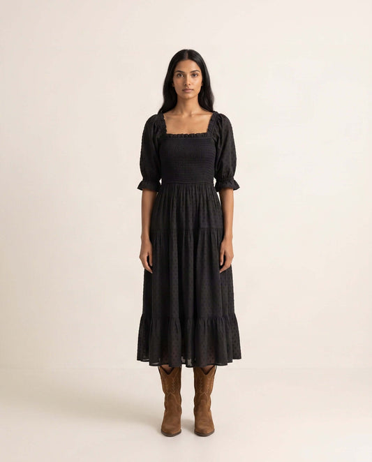 Schwarzes gesmoktes Baumwoll-Maxikleid mit Stufenrock