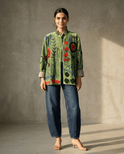 Wendbare bestickte Samtjacke -No.8 in grün mit farbenfroher Handstickerei für ein stilvolles Outfit.