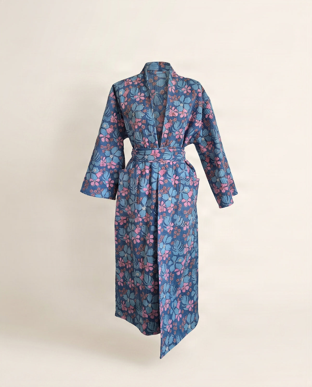 Langer gesteppter Baumwoll-Kimono mit Gürtel