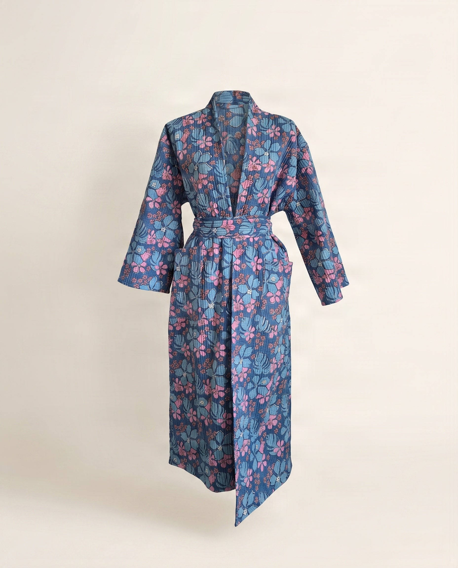 Langer gesteppter Baumwoll-Kimono mit Gürtel